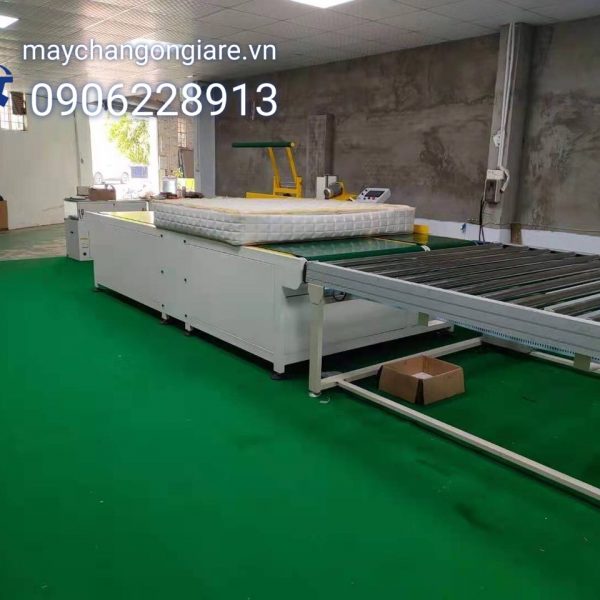 Hình ảnh máy may viền nệm băng tải tự động.